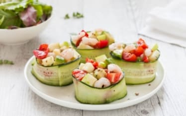 Cestini di cetrioli con avocado, gamberetti, pomodorini e mela