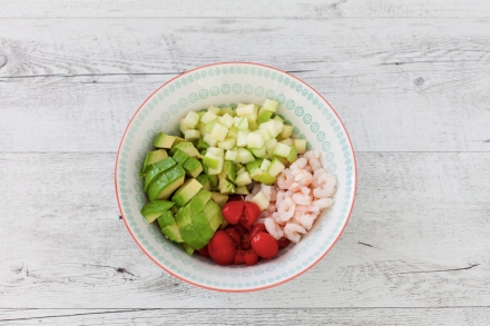 Preparazione Cestini di cetrioli con avocado, gamberetti, pomodorini e mela - Fase 1 Preparazione Cestini di cetrioli con avocado, gamberetti, pomodorini e mela - Fase 1