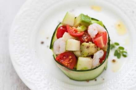 Preparazione Cestini di cetrioli con avocado, gamberetti, pomodorini e mela - Fase 3 Preparazione Cestini di cetrioli con avocado, gamberetti, pomodorini e mela - Fase 3