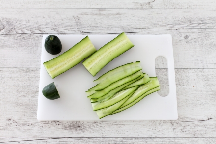 Preparazione Cestini di cetrioli con avocado, gamberetti, pomodorini e mela - Fase 2 Preparazione Cestini di cetrioli con avocado, gamberetti, pomodorini e mela - Fase 2