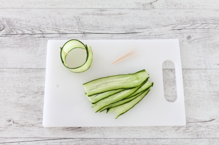 Preparazione Cestini di cetrioli con avocado, gamberetti, pomodorini e mela - Fase 2 Preparazione Cestini di cetrioli con avocado, gamberetti, pomodorini e mela - Fase 2