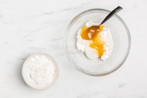 Preparazione Cheesecake di pesche, cacao e amaretti - Fase 2