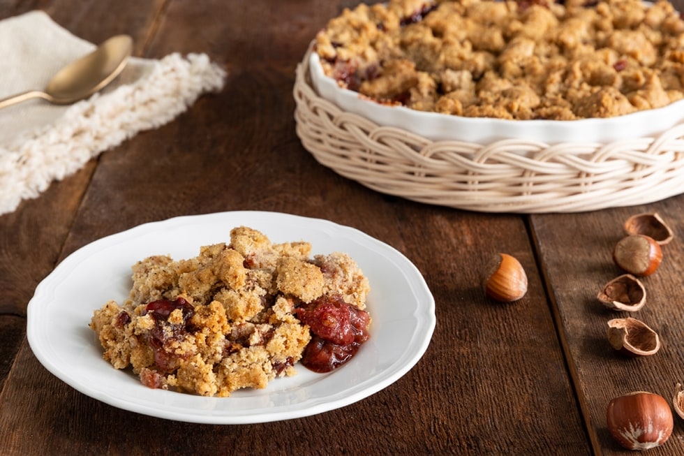 Crumble di fragole e farina di nocciole ricetta