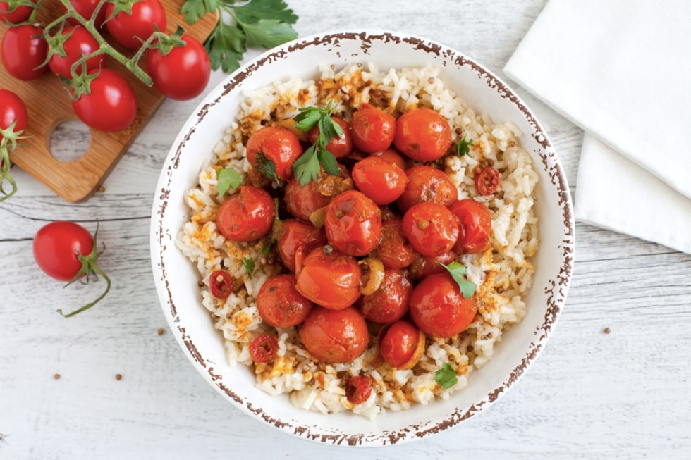 Curry estivo di pomodorini e riso al coriandolo  ricetta