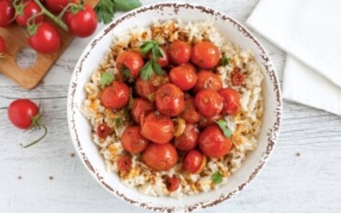 Curry estivo di pomodorini e riso al coriandolo 
