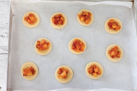 Preparazione Fagottini alle pesche - Fase 3 Preparazione Fagottini alle pesche - Fase 3