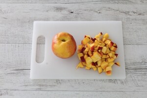 Preparazione Ghiaccioli bicolore alle pesche e lamponi - Fase 1