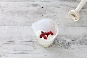 Preparazione Ghiaccioli bicolore alle pesche e lamponi - Fase 2