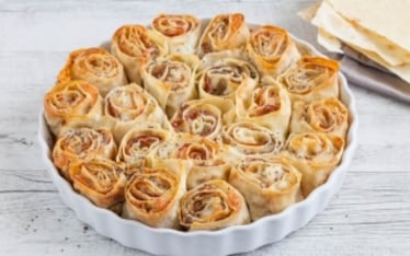 Girelle di pane carasau alla pancetta, mozzarella e semi di chia