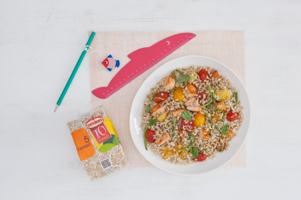 Insalata ai cinque cereali con salmone, ananas e pomodorini ricetta