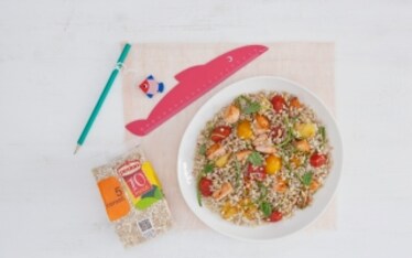 Insalata ai cinque cereali con salmone, ananas e pomodorini