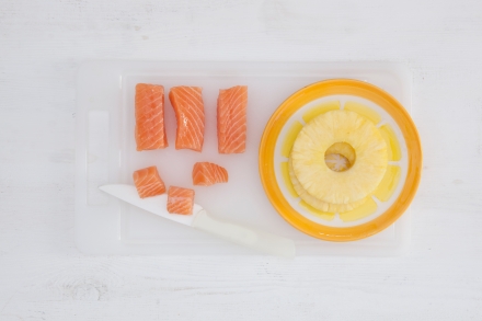 Preparazione Insalata ai cinque cereali con salmone, ananas e pomodorini - Fase 1 Preparazione Insalata ai cinque cereali con salmone, ananas e pomodorini - Fase 1