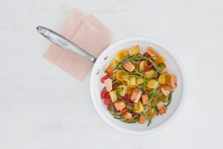 Preparazione Insalata ai cinque cereali con salmone, ananas e pomodorini - Fase 2 Preparazione Insalata ai cinque cereali con salmone, ananas e pomodorini - Fase 2