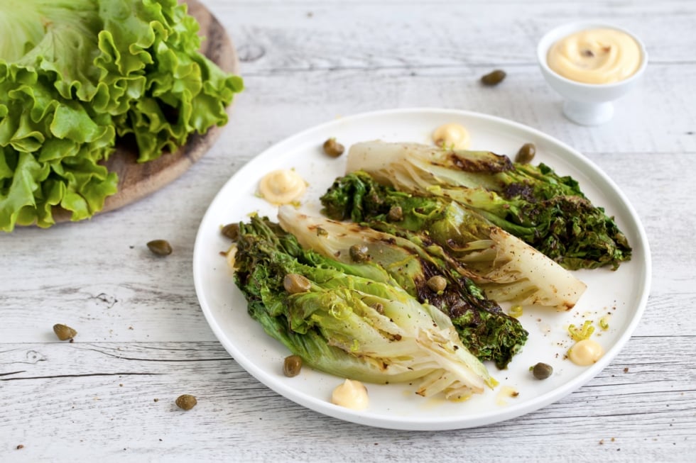 Insalata di Lusia alla griglia con capperi e maionese d’acciughe ricetta