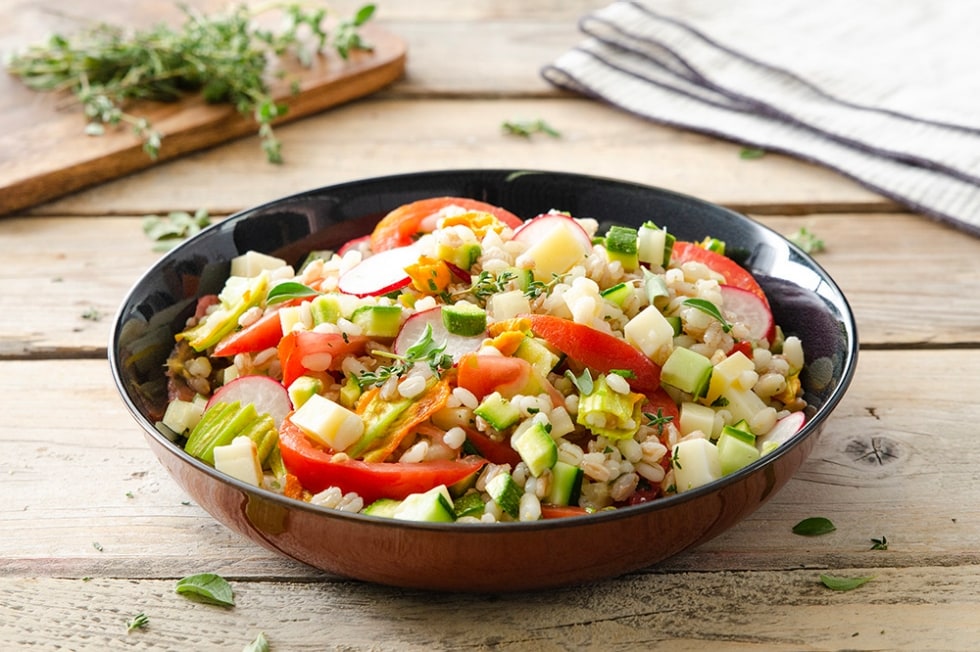 Insalata di orzo e farro con verdure e formaggio ricetta