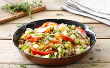 Insalata di orzo e farro con verdure e formaggio
