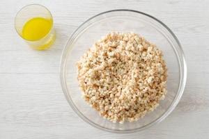 Preparazione Insalata di orzo e farro con verdure e formaggio - Fase 1