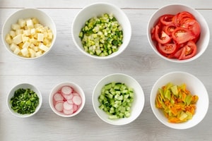Preparazione Insalata di orzo e farro con verdure e formaggio - Fase 1
