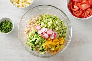 Preparazione Insalata di orzo e farro con verdure e formaggio - Fase 2