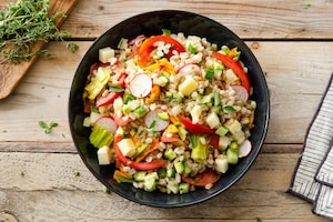 Preparazione Insalata di orzo e farro con verdure e formaggio - Fase 2