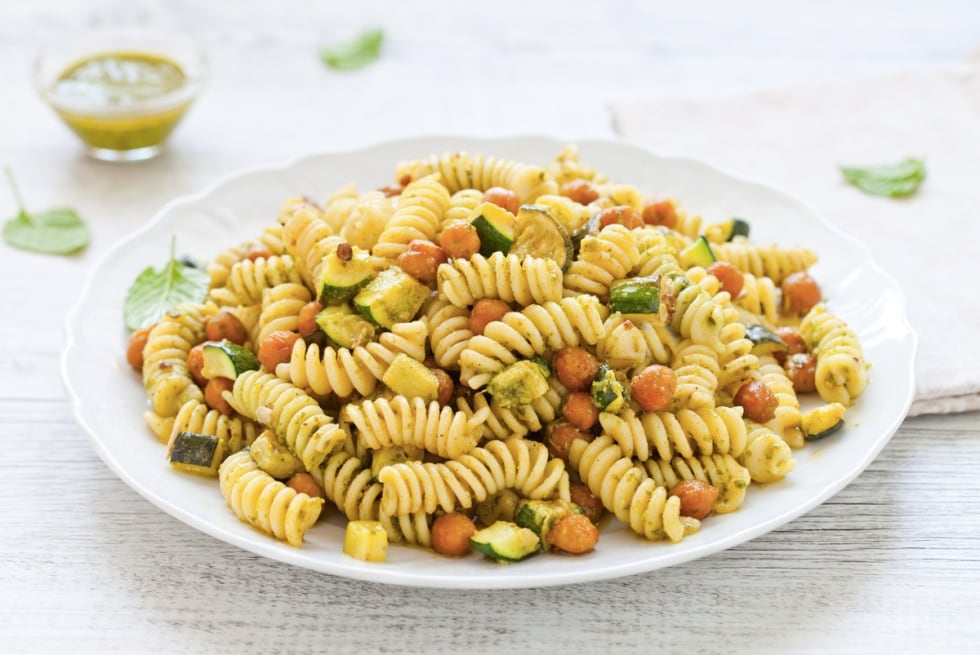 Insalata di pasta con zucchine, ceci e pesto ricetta