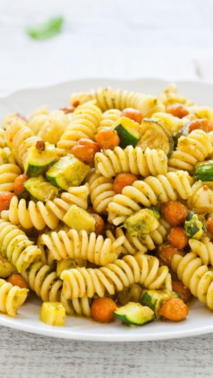 Insalata di pasta con zucchine, ceci e pesto