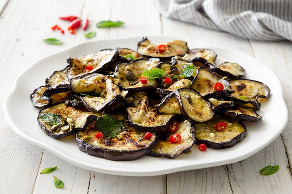 Melanzane marinate con capperi e peperoncino ricetta