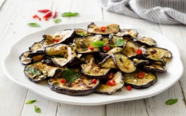 Melanzane marinate con capperi e peperoncino