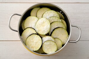 Preparazione Melanzane marinate con capperi e peperoncino - Fase 1
