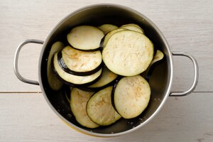 Preparazione Melanzane marinate con capperi e peperoncino - Fase 1