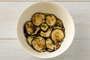 Preparazione Melanzane marinate con capperi e peperoncino - Fase 4