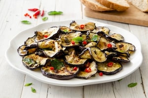 Preparazione Melanzane marinate con capperi e peperoncino - Fase 4