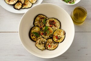Preparazione Melanzane marinate con capperi e peperoncino - Fase 3