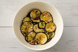 Preparazione Melanzane marinate con capperi e peperoncino - Fase 3