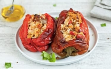 Peperoni ripieni di riso, salsiccia e verdure