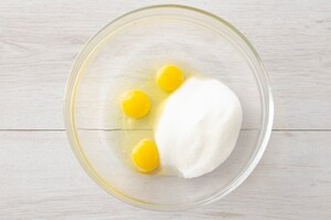 Preparazione Poke cake alle fragole - Fase 1