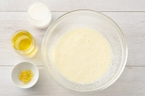 Preparazione Poke cake alle fragole - Fase 1