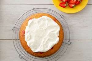 Preparazione Poke cake alle fragole - Fase 5