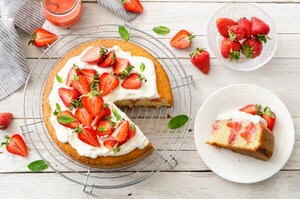 Preparazione Poke cake alle fragole - Fase 5