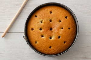 Preparazione Poke cake alle fragole - Fase 4