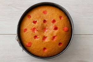 Preparazione Poke cake alle fragole - Fase 4
