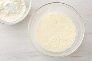 Preparazione Poke cake alle fragole - Fase 2