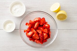 Preparazione Poke cake alle fragole - Fase 3