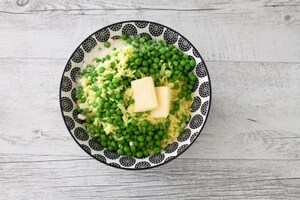 Preparazione Polpette di riso allo zafferano e piselli - Fase 1