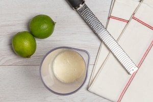 Preparazione Spiedini di gamberi con maionese senza uova al lime - Fase 1