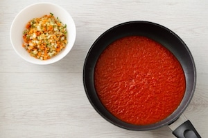 Preparazione Uova mollette al pomodoro - Fase 1