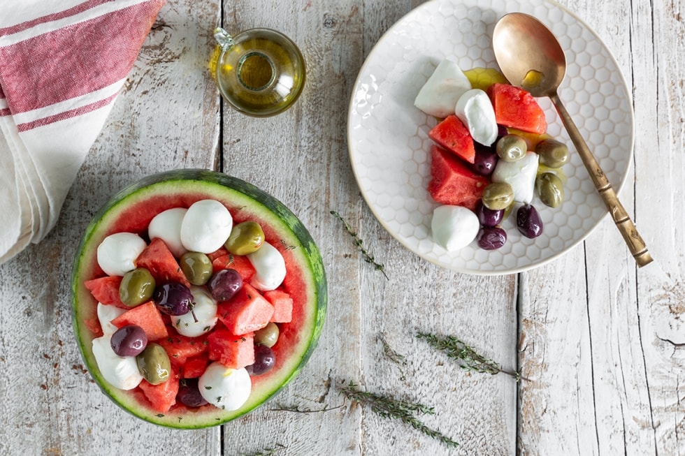 Anguria ripiena di mozzarella e olive  ricetta