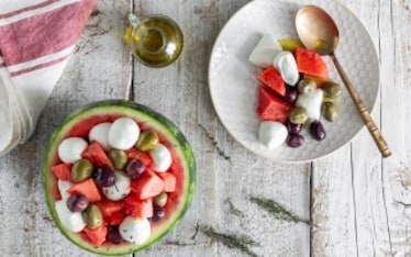 Anguria ripiena di mozzarella e olive 