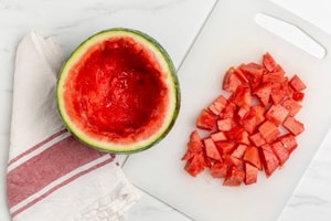 Preparazione Anguria ripiena di mozzarella e olive  - Fase 1