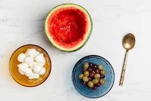 Preparazione Anguria ripiena di mozzarella e olive  - Fase 2